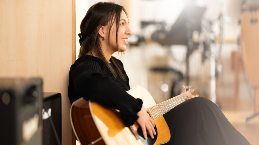 Tjej spelar gitarr