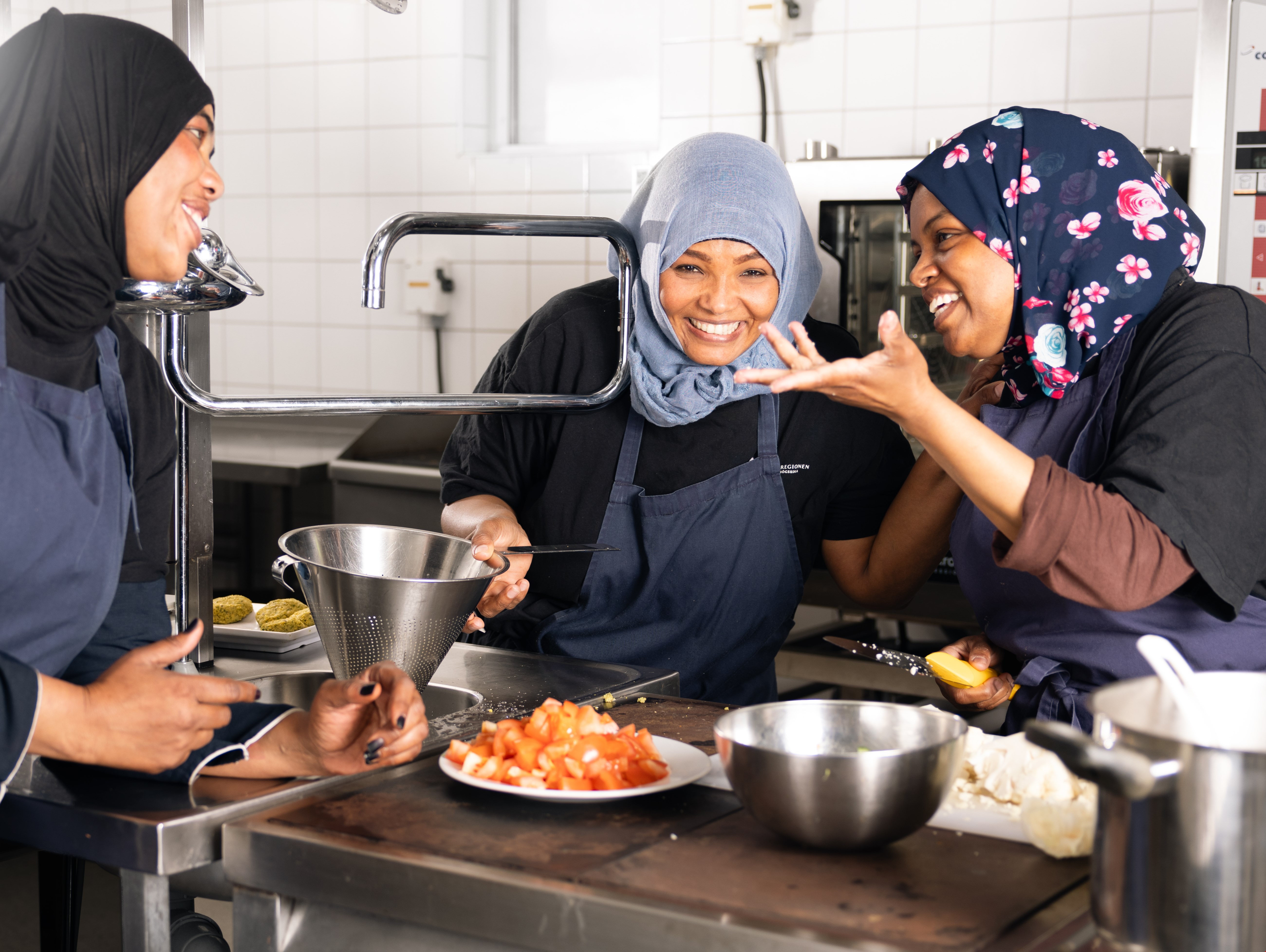 Tre deltagare lagar mat