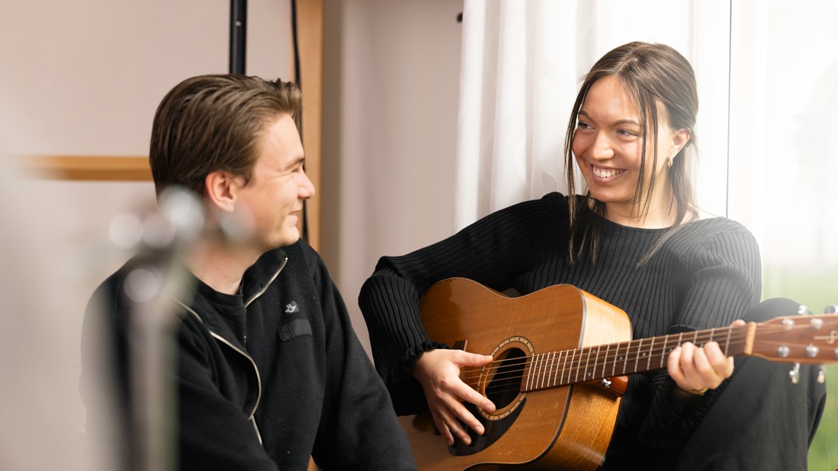 två deltagare spelar gitarr