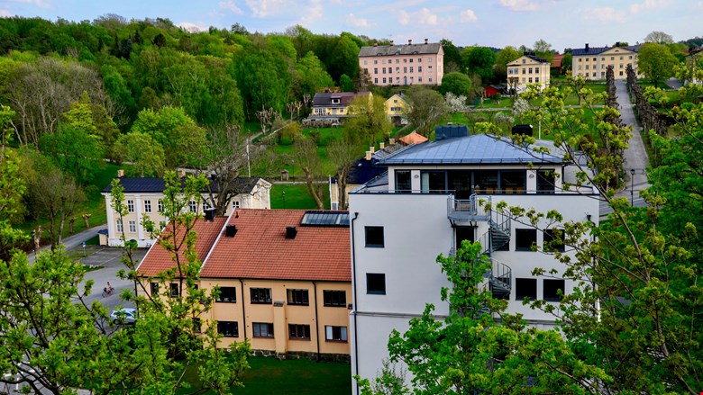 Göteborgs folkhögskola fotograferad från Stora Billingen med Nya Varvetområdet i bakgrunden.