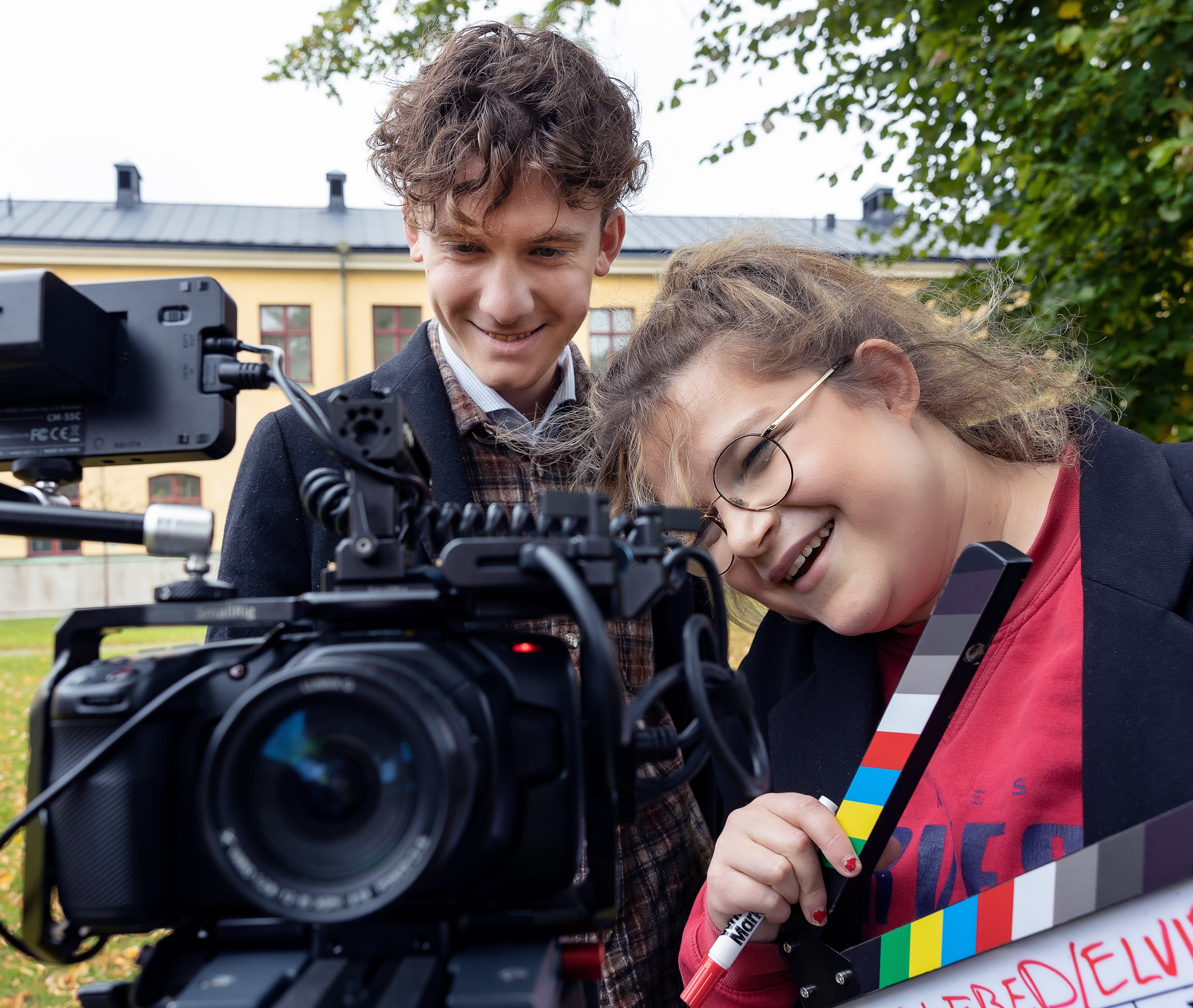Två deltagare filmar