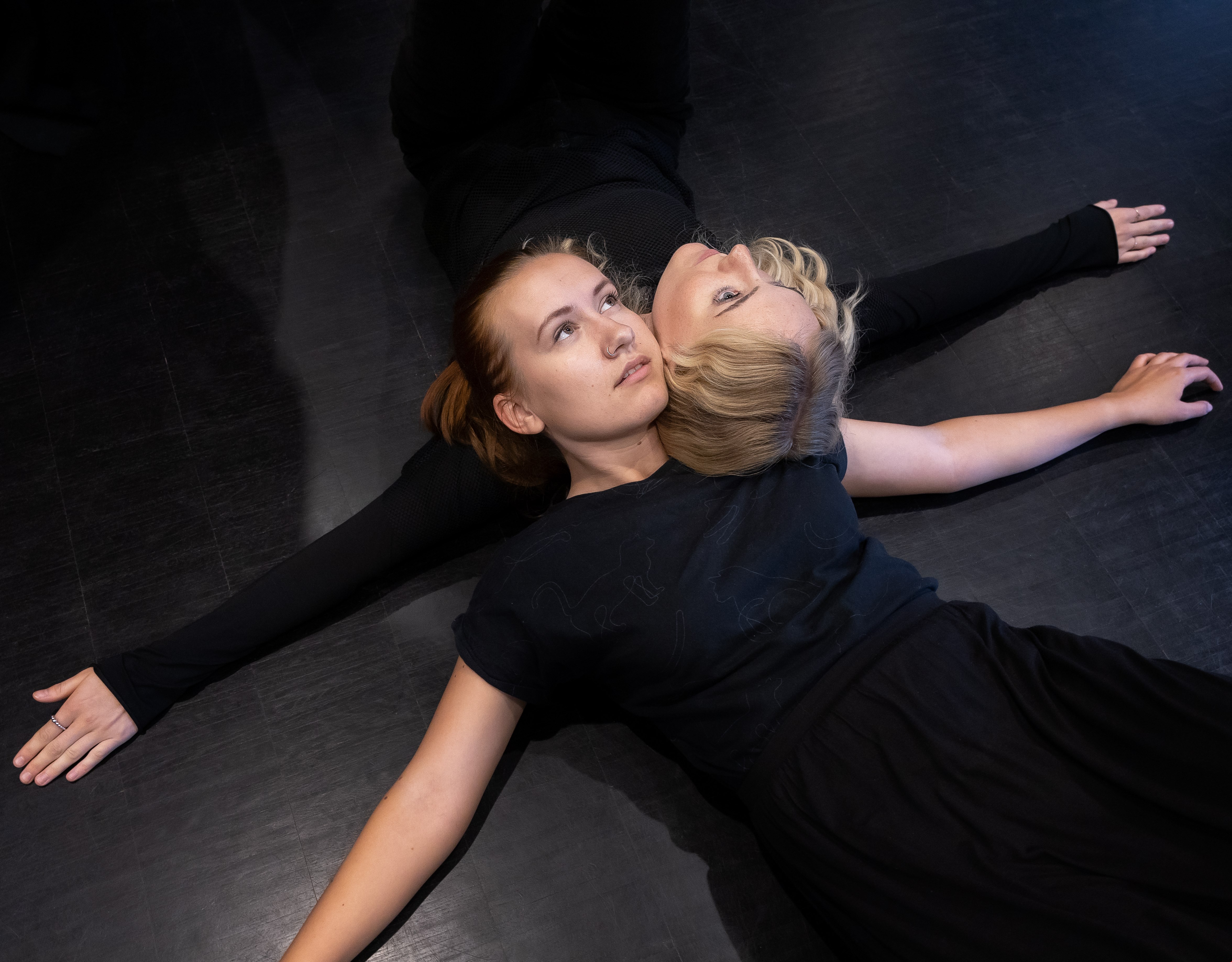 Två deltagare spelar teater