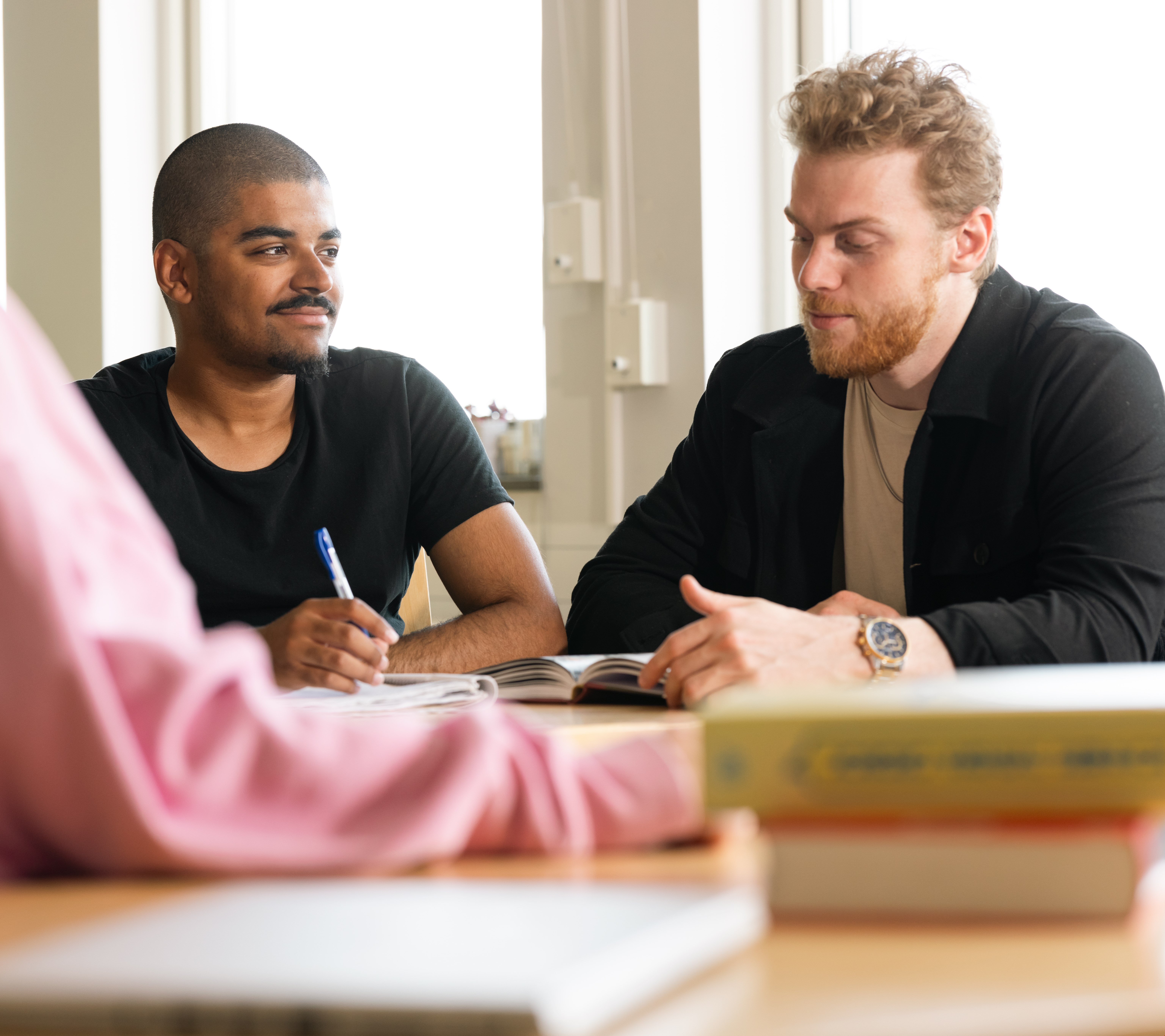 Två deltagare vid ett bord
