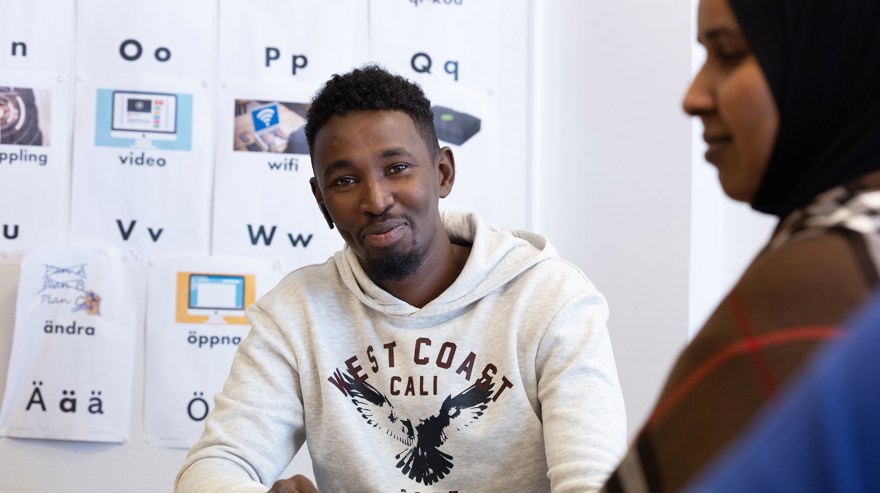 Man och kvinna med bokstäver i bakgrunden